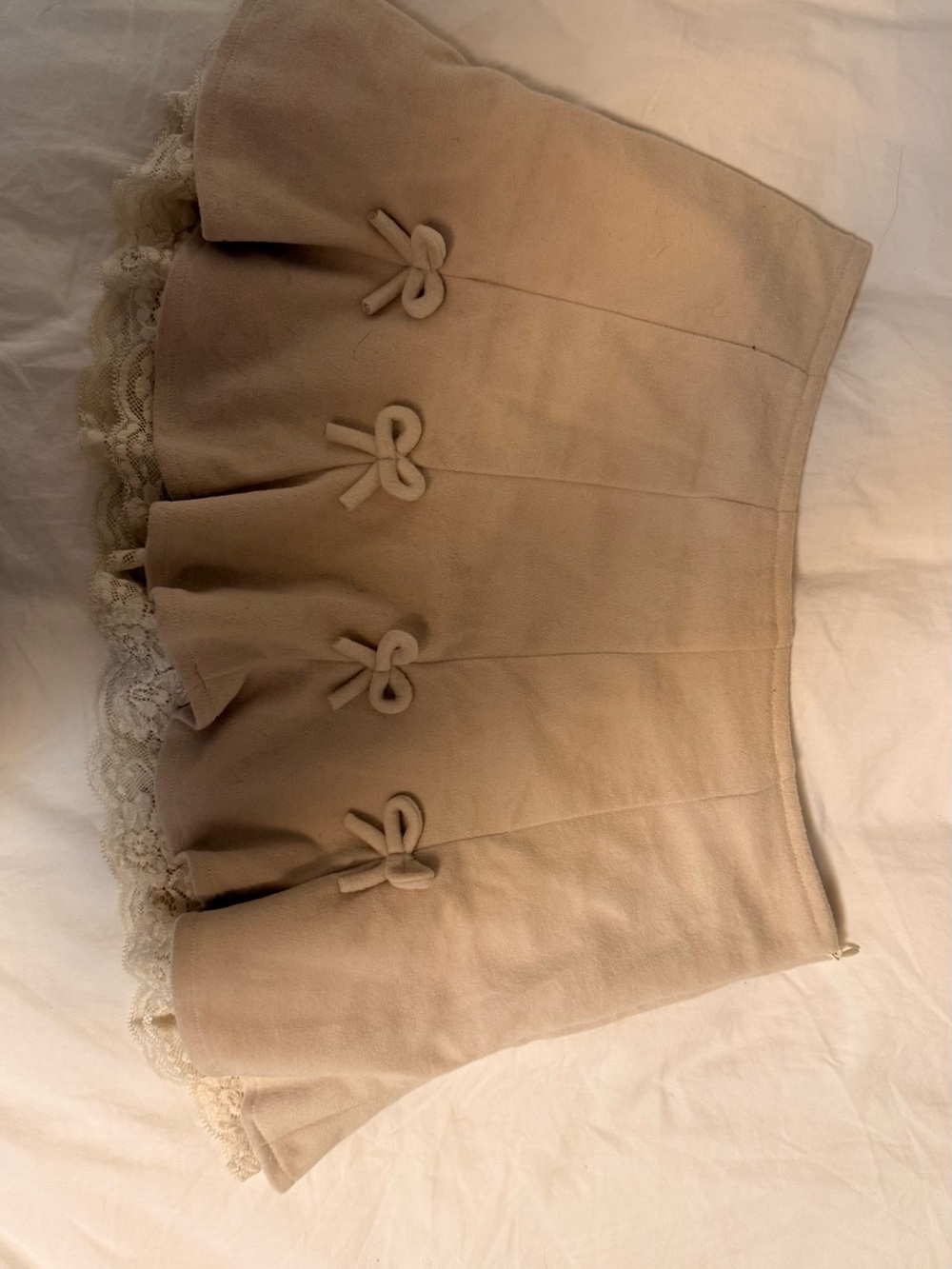 Beige Bow-Appliqué Lace Hem Mini Skirt